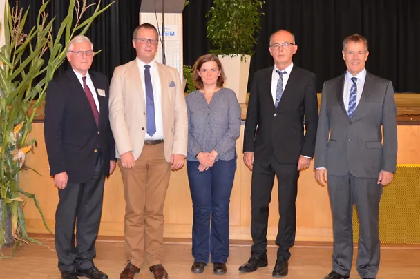 Prof. Ernst Kalm, Vorstandsvorsitzender, die Preisträger Dr. Josef Gross und Dr. Simone Muscher-Banse Prof. Ernst Kalm, Vorstandsvorsitzender, die Preisträger Dr. Josef Gross und Dr. Simone Muscher-Banse