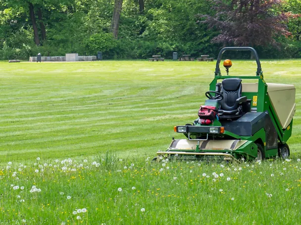 Rasenmäher auf Rasen Rasenmäher auf Rasen