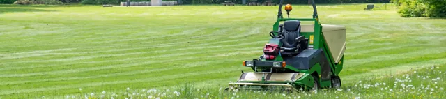 Rasenmäher auf Rasen Rasenmäher auf Rasen