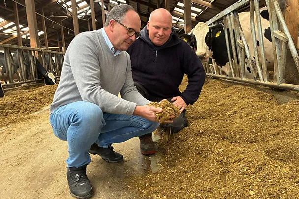 Gespräch im Kuhstall zwischen SCHAUMANN-Gebietsleiter Joachim Leipold (l.) mit Betriebsleiter Holger Knauer (r.) Gespräch im Kuhstall zwischen SCHAUMANN-Gebietsleiter Joachim Leipold (l.) mit Betriebsleiter Holger Knauer (r.)
