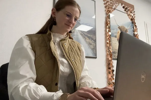 SCHAUMANN-Auszubildende Kjara Vierth beim mobilen Arbeiten SCHAUMANN-Auszubildende Kjara Vierth beim mobilen Arbeiten