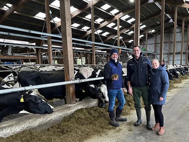 SCHAUMANN-Fachberater Hendrik Cordes (l.) und die Betriebsleiter der Schuhmacher GbR stehen im Milchviehstall SCHAUMANN-Fachberater Hendrik Cordes (l.) und die Betriebsleiter der Schuhmacher GbR stehen im Milchviehstall
