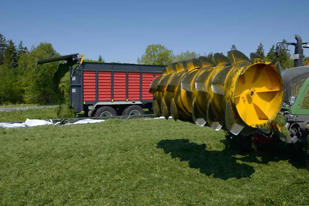Befüllen von Fahrsilos mit Grassilage Befüllen von Fahrsilos mit Grassilage