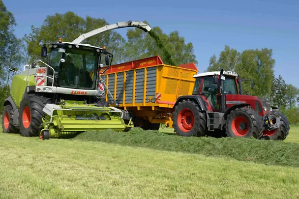 Grassilierung mit landwirtschaftlichen Maschinen Grassilierung mit landwirtschaftlichen Maschinen