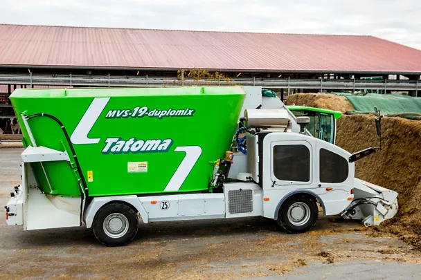 Futtermischwagen lädt Futter am Silo Futtermischwagen lädt Futter am Silo