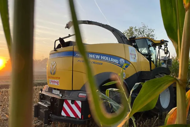 Maishäcksler vom Lohnunternehmer Helmig Maishäcksler vom Lohnunternehmer Helmig