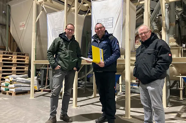 Steffen Klindworth-Eggelmann und Achim Pohl  mit SCHAUMANN-Spezialberater Klaus Lübken (m.) Steffen Klindworth-Eggelmann und Achim Pohl  mit SCHAUMANN-Spezialberater Klaus Lübken (m.)
