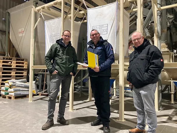 Steffen Klindworth-Eggelmann und Achim Pohl  mit SCHAUMANN-Spezialberater Klaus Lübken (m.) Steffen Klindworth-Eggelmann und Achim Pohl  mit SCHAUMANN-Spezialberater Klaus Lübken (m.)