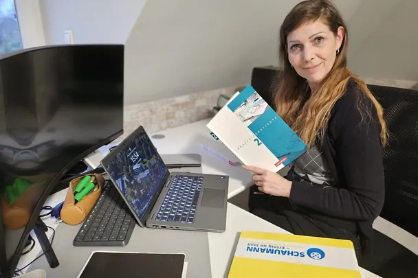 Sarah Deifts beim mobilen Arbeiten Sarah Deifts beim mobilen Arbeiten