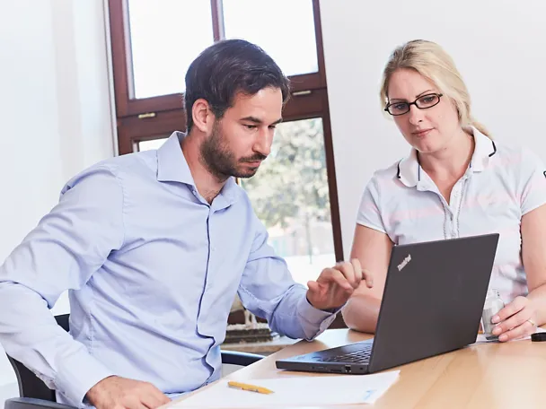Gespräch im Büro zwischen zwei Menschen Gespräch im Büro zwischen zwei Menschen