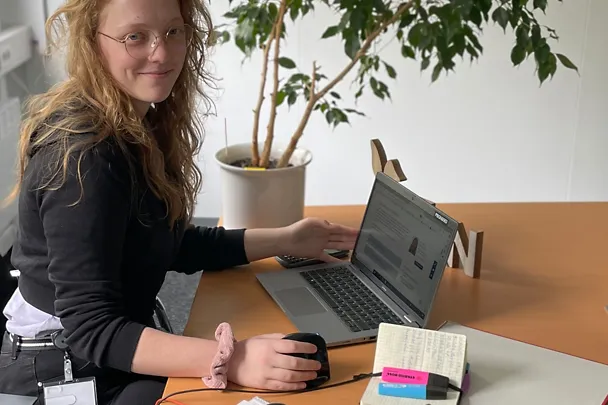 Auszubilde Anna Völckers beim mobilen Arbeiten  Auszubilde Anna Völckers beim mobilen Arbeiten