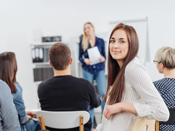 Auszubildende hören sich einen Vortrag an Auszubildende hören sich einen Vortrag an