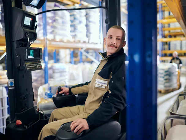 Ein Mann fährt einen Gabelstapler im SCHAUMANN-Werk Ein Mann fährt einen Gabelstapler im SCHAUMANN-Werk