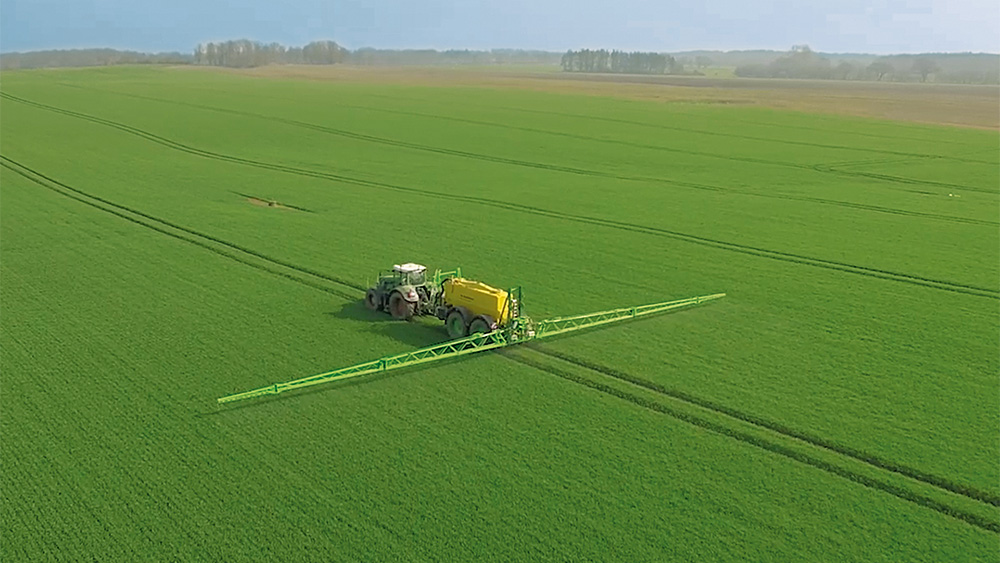 Traktor mit Pflanzenschutzspritze