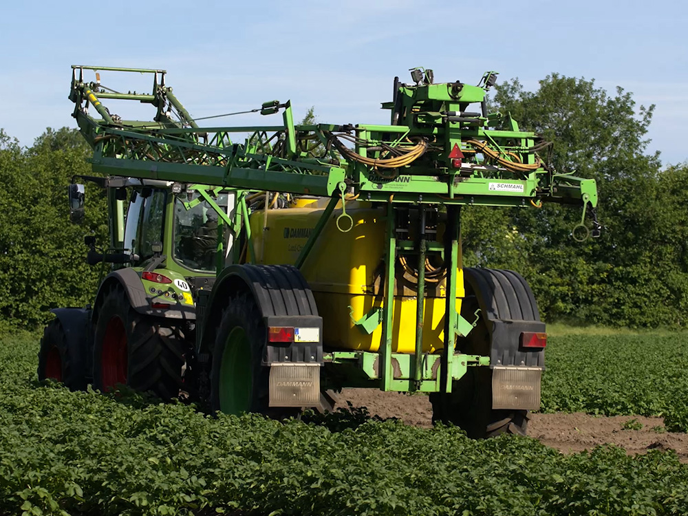 Traktor mit Pflanzenschutzspritze